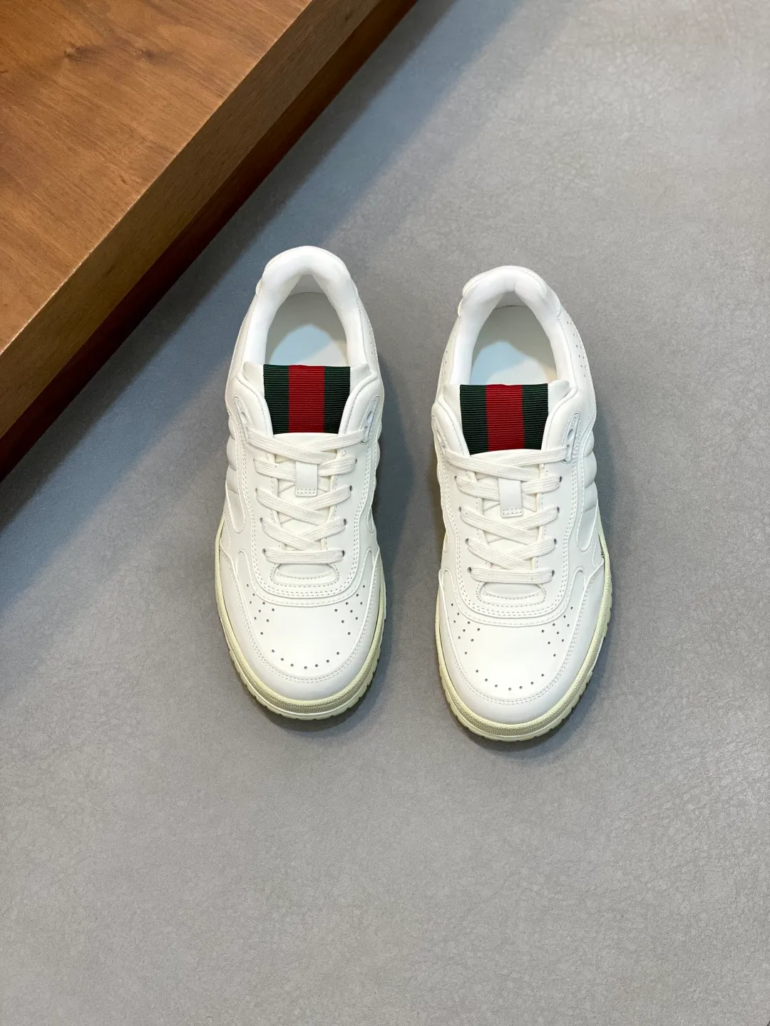 Men's Shoes 💰660 𝐆𝐮𝐜𝐜𝐢 𝐑𝐞-𝐖𝐞𝐛 As the first sneaker created by Sabato De Sarno for Gucci, the Re-Web series reinterprets the brand's classic stripes and sets off the modern silhouette design with bold and unique details. These shoes are crafted from white leather. This new sneaker is ingeniously decorated with many of the brand's classic details, and is equipped with a bright red and green webbing tongue, which will make people fall in love at first sight. White leather treated with a special process for softness and luster, with an embossed grainy texture. Script Gucci logo and interlocking G web label with Interlocking G and script Gucci logo. Rubber outsole with interlocking G detail eyelets. Web tongue. Size: 39-44 (customized for sizes 38 and 45)